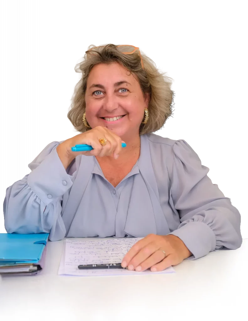Nathalie Guigues dans son bureau, consultante RH et coach